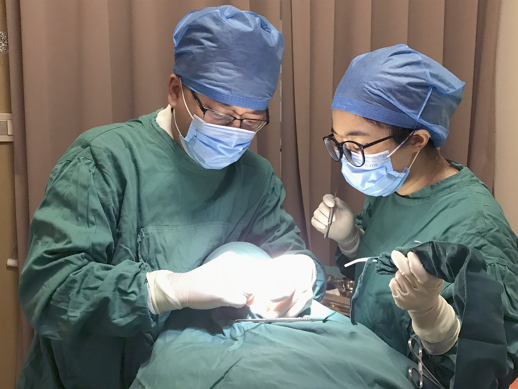 陳培章醫生為顧客進行去全口種植牙手術